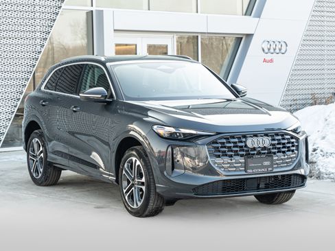 Certified 2025 Audi Q5 Premium w/ Convenience Package image 2