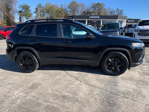 Used 2019 Jeep Cherokee Latitude Plus image 2