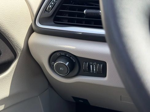 Used 2024 Chrysler Pacifica Touring-L FWD image 15