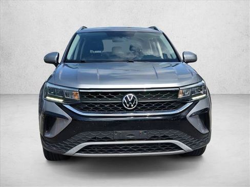 Used 2022 Volkswagen Taos SE FWD image 2