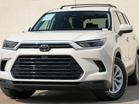 Used 2024 Toyota Grand Highlander AWD image 3