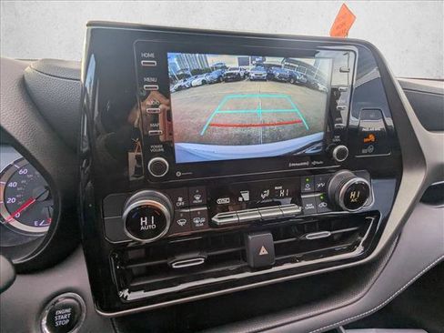 Used 2022 Toyota Highlander LE image 11