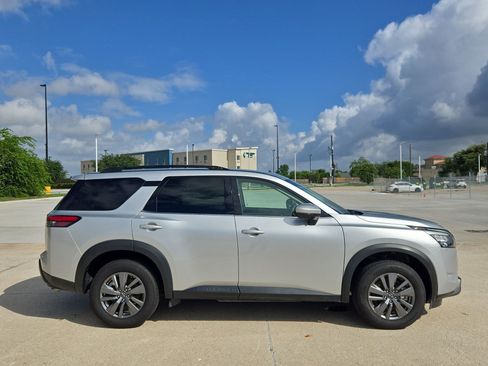 Used 2025 Nissan Pathfinder SV FWD image 2
