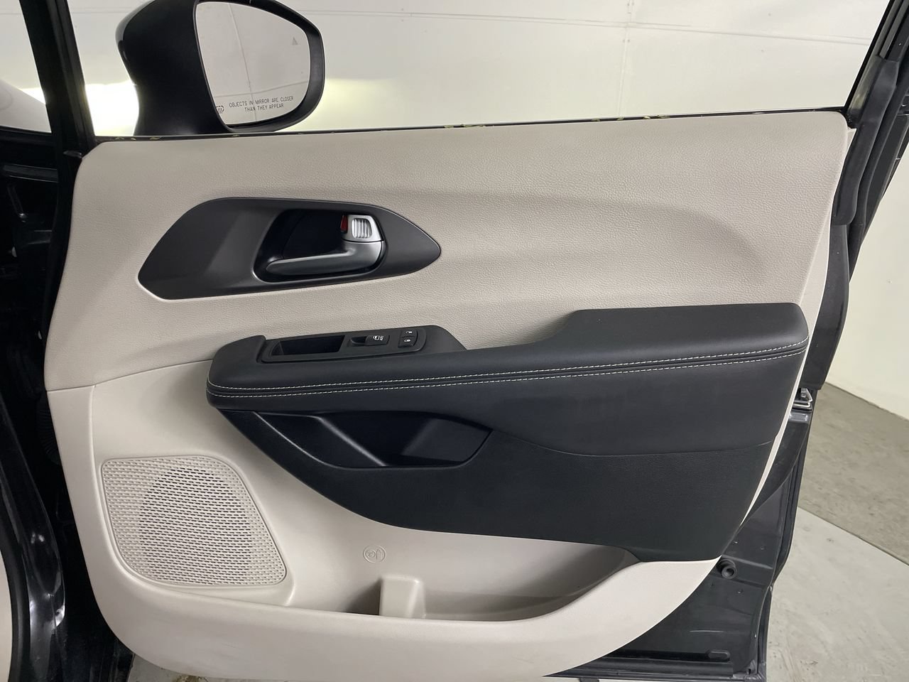 Used 2023 Chrysler Pacifica Touring-L FWD image 24