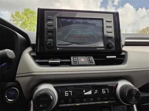 Used 2022 Toyota RAV4 XLE Premium image 31