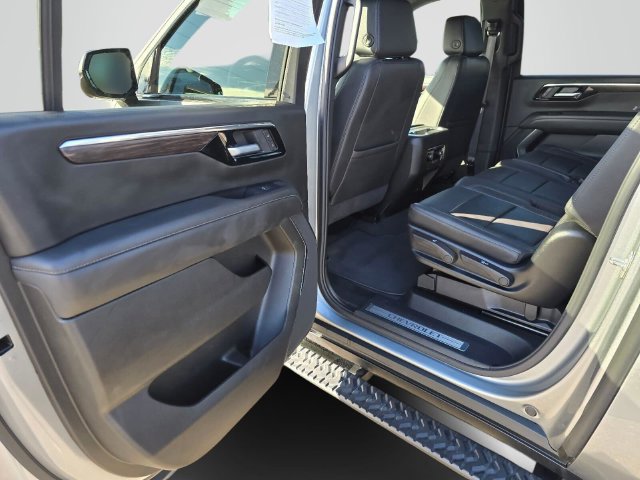 Used 2025 Chevrolet Suburban Z71 AWD/4WD image 17