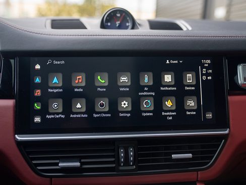 Certified 2022 Porsche Cayenne Platinum Edition image 13