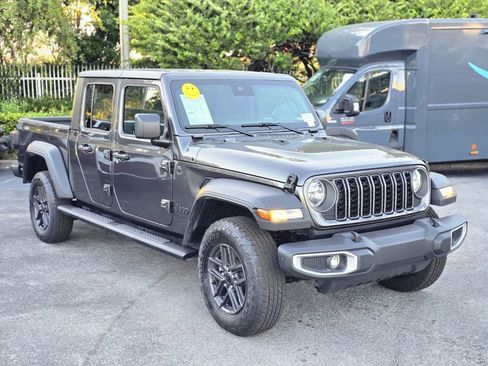 Used 2025 Jeep Gladiator Sport image 2