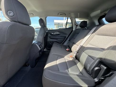Used 2024 GMC Terrain SLE w/ Driver Convenience Package FWD image 11