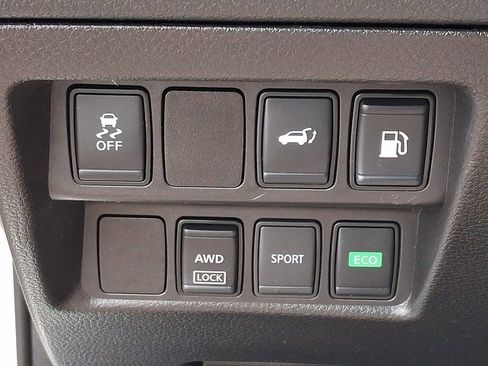 Used 2018 Nissan Rogue SV image 25