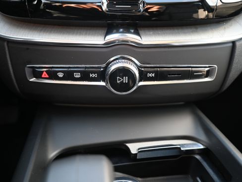 Used 2025 Volvo XC60 B5 Plus w/ Climate Package image 22