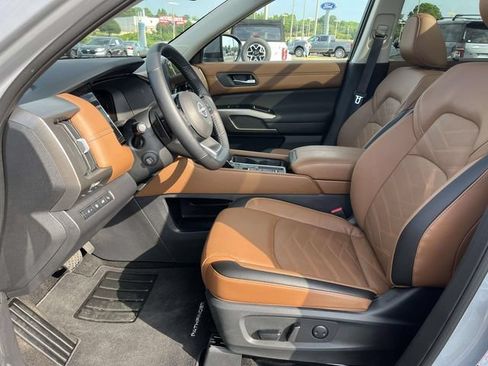Used 2025 Nissan Pathfinder Platinum FWD image 12