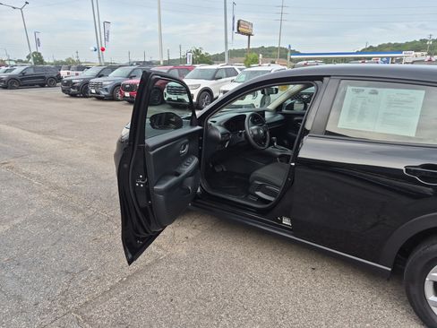 Used 2025 Honda HR-V LX image 8