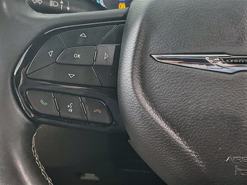 Used 2024 Chrysler Pacifica Limited FWD image 16