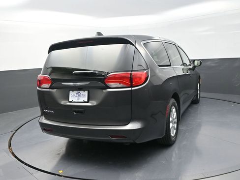Used 2022 Chrysler Voyager LX image 9