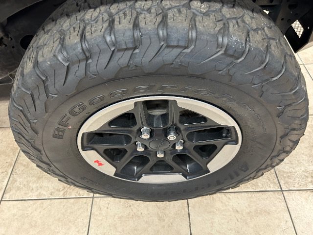 Used 2019 Jeep Wrangler Unlimited Sahara AWD/4WD image 17