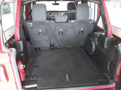 Used 2019 Jeep Wrangler Unlimited Sahara image 27