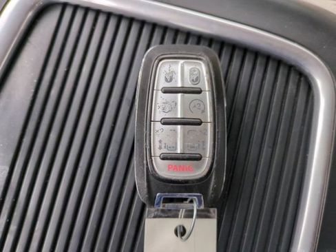 Used 2021 Chrysler Pacifica Touring-L FWD image 28