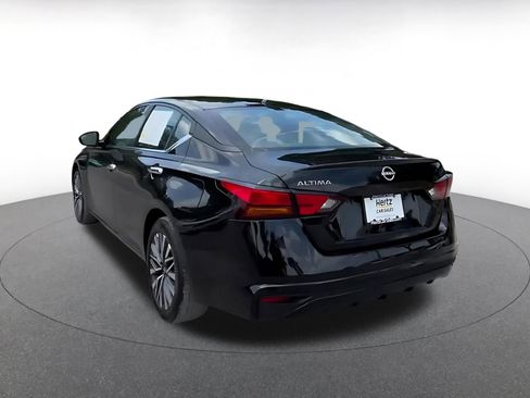 Used 2025 Nissan Altima 2.5 SV FWD image 11