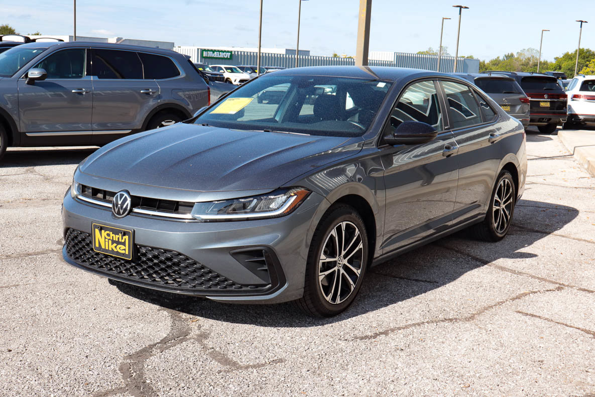 Used 2025 Volkswagen Jetta Sport FWD image 3