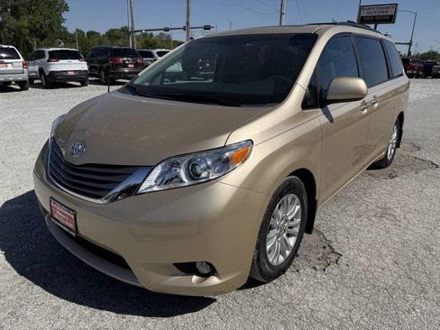 Used 2013 Toyota Sienna XLE FWD image 6