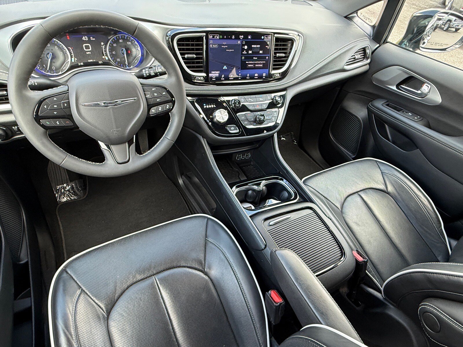 Used 2025 Chrysler Pacifica Limited FWD image 13