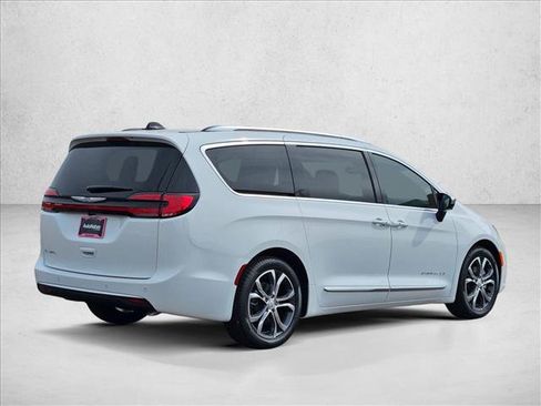 New 2026 Chrysler Pacifica Pinnacle FWD image 2