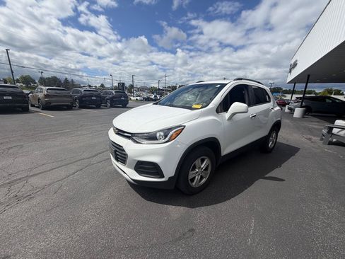 Used 2019 Chevrolet Trax LT w/ LT Convenience Package AWD/4WD image 3