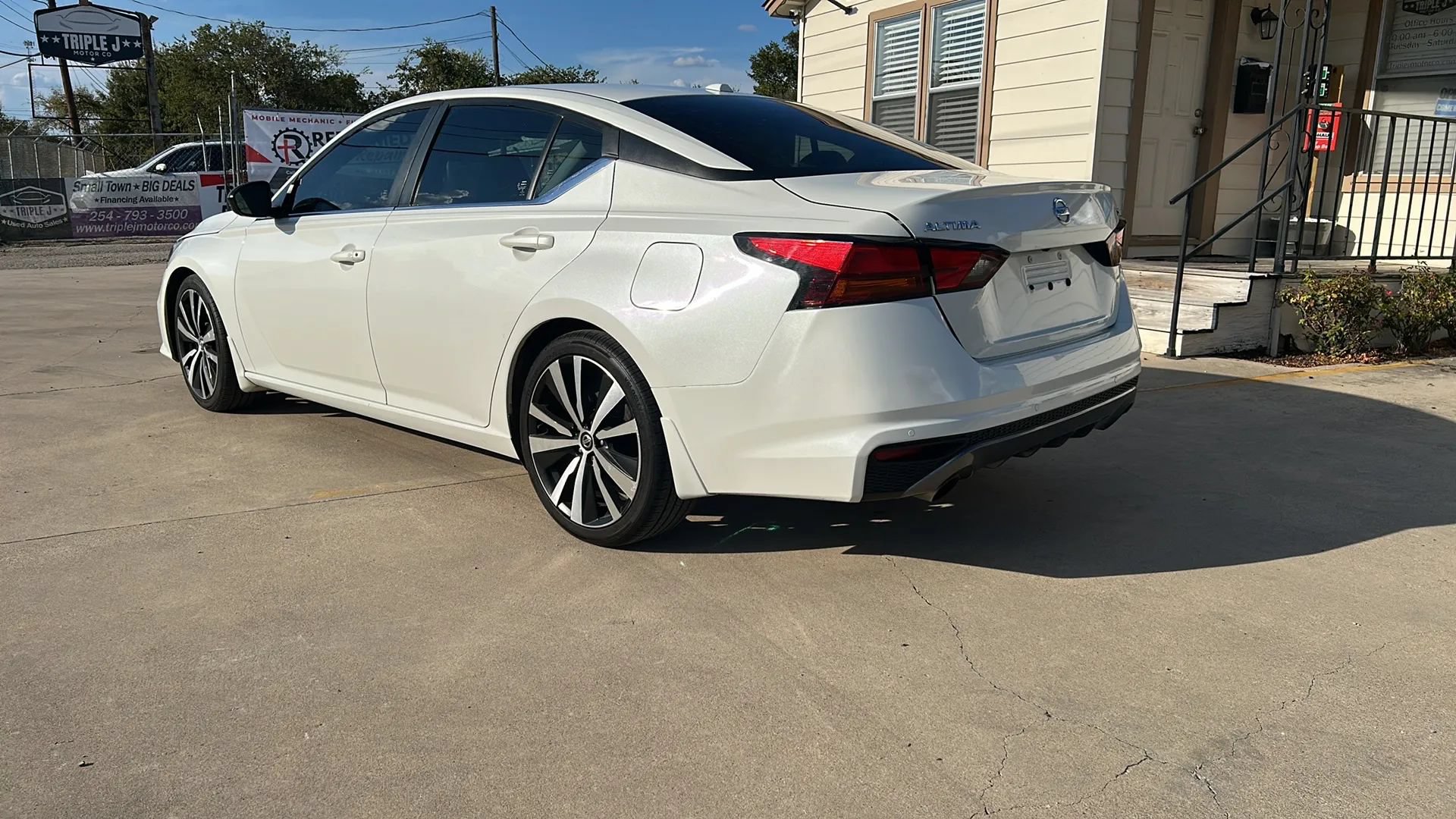 Used 2020 Nissan Altima 2.5 SR FWD image 3