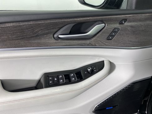 Used 2022 Jeep Grand Cherokee Overland w/ Luxury Tech Group IV image 16