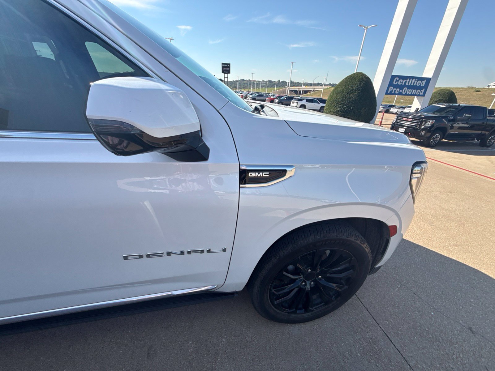 Used 2021 GMC Yukon Denali w/ Denali Premium Package AWD/4WD image 23