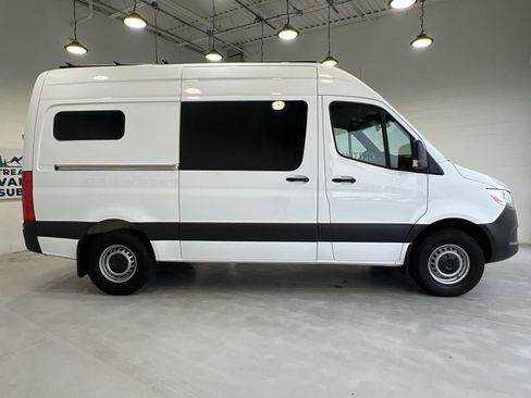 Used 2022 Mercedes-Benz Sprinter 144 Cargo image 9