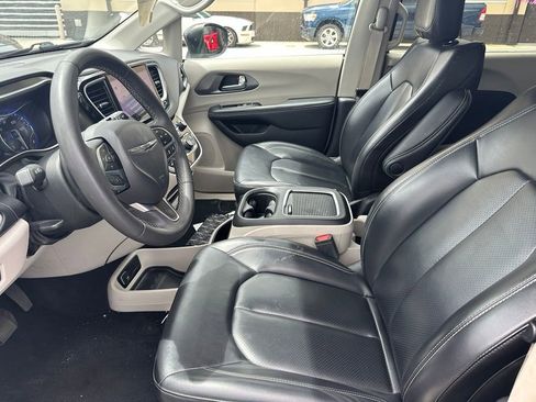 Used 2023 Chrysler Pacifica Touring-L FWD image 6