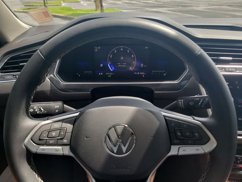 Used 2022 Volkswagen Tiguan SE w/ Panoramic Sunroof Package FWD image 31