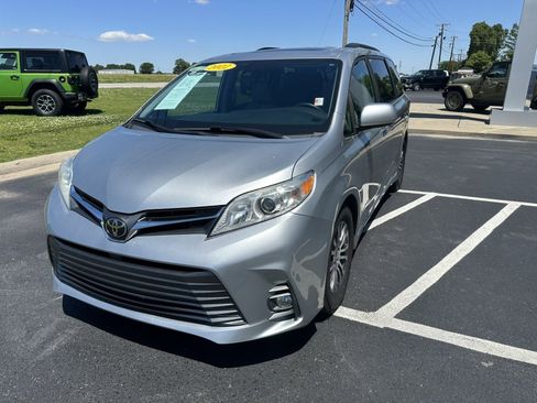 Used 2020 Toyota Sienna XLE FWD image 5