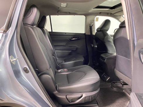 Certified 2021 Toyota Highlander XLE AWD/4WD image 10