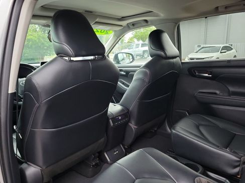 Used 2021 Toyota Highlander XLE FWD image 12