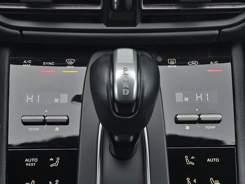 Certified 2022 Porsche Macan AWD/4WD image 13
