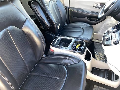 Used 2023 Chrysler Pacifica Touring-L FWD image 11