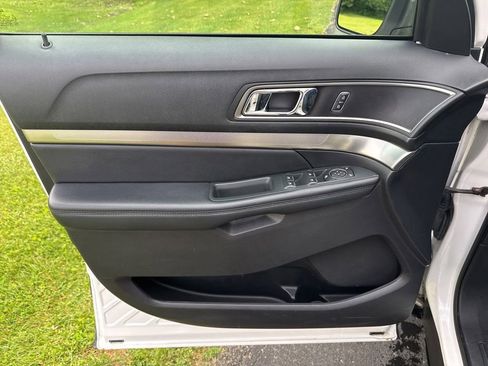 Used 2018 Ford Explorer XLT w/ Equipment Group 201A AWD/4WD image 11