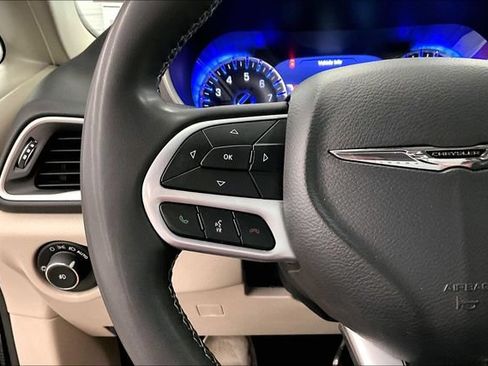 Used 2023 Chrysler Pacifica Touring-L FWD image 26