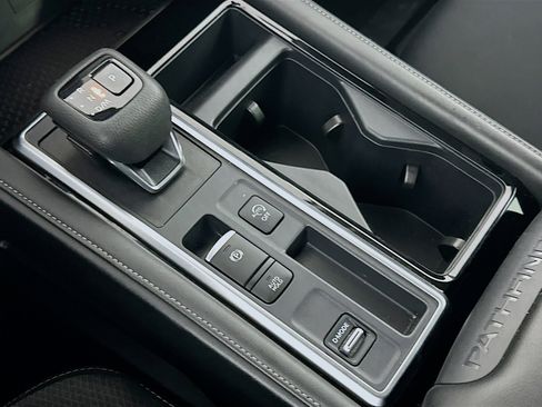 Used 2025 Nissan Pathfinder SV image 24