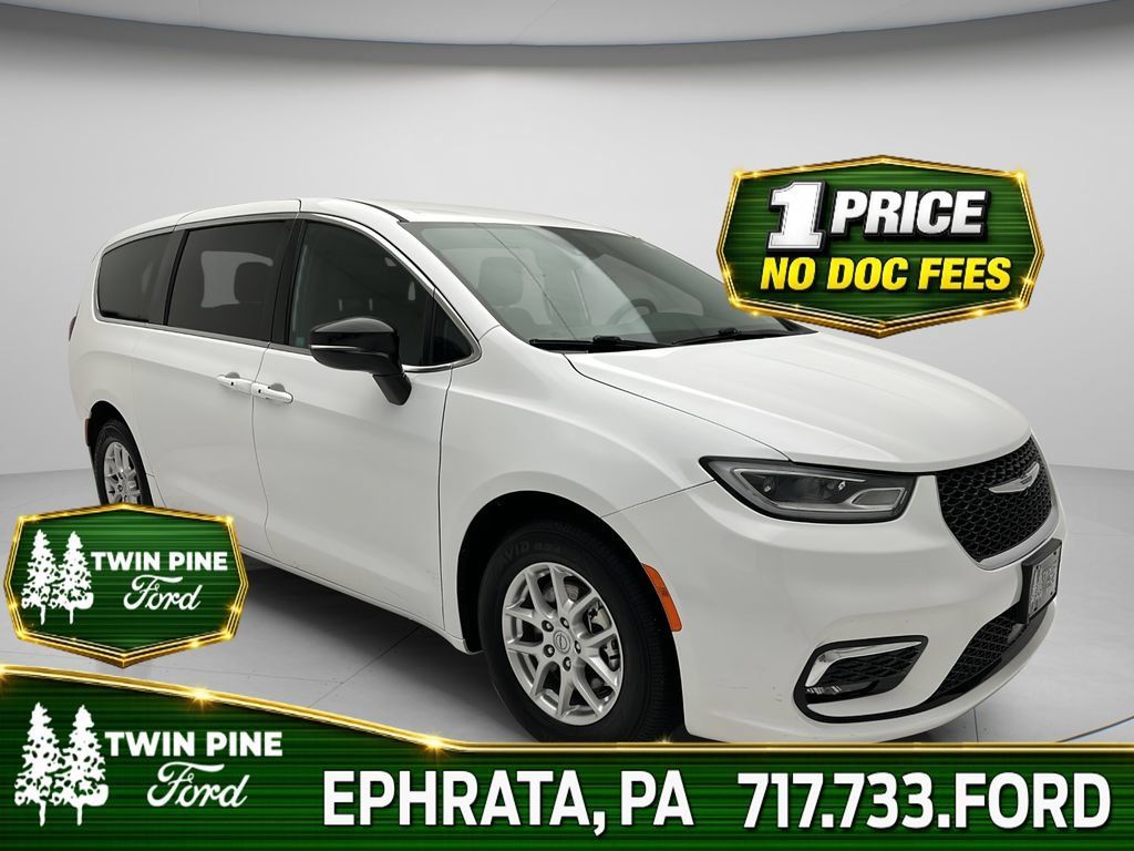 Used 2025 Chrysler Pacifica Select FWD image 1