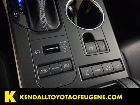 Used 2022 Toyota Highlander XLE AWD/4WD image 20
