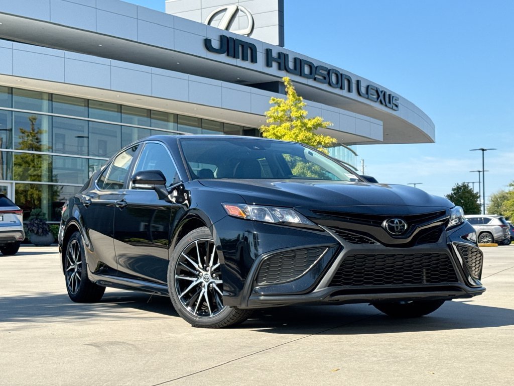 Used 2024 Toyota Camry SE w/ Cold Weather Package FWD image 2
