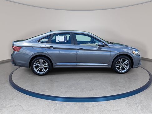 Used 2024 Volkswagen Jetta SE FWD image 4
