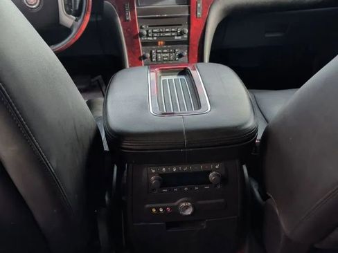 Used 2014 Cadillac Escalade Premium image 17