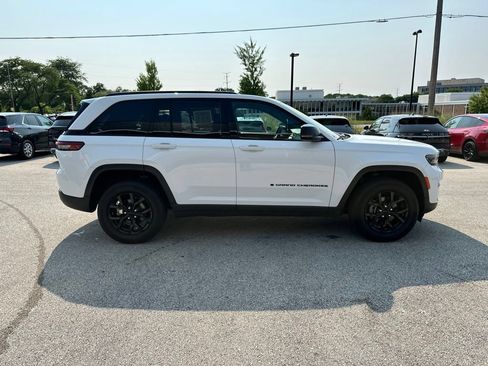 Used 2024 Jeep Grand Cherokee Altitude AWD/4WD image 6