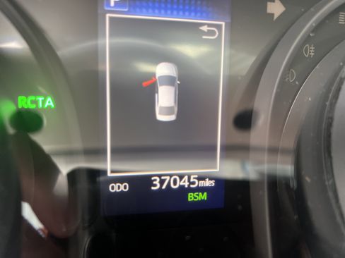 Used 2020 Toyota Camry SE w/ Sunroof Package image 4