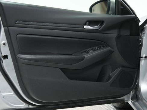 Used 2024 Nissan Altima 2.5 SV image 19